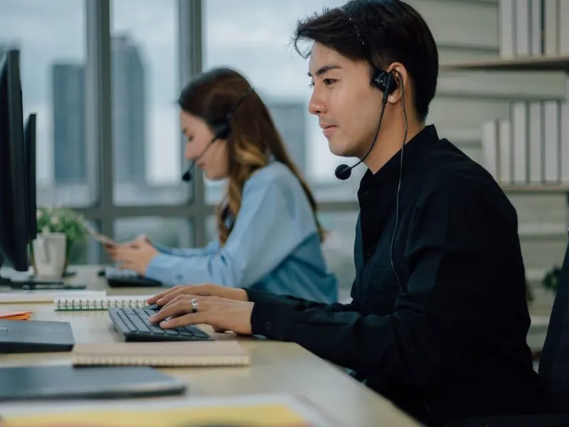 Nhân viên hỗ trợ khách hàng K88 qua điện thoại và chat